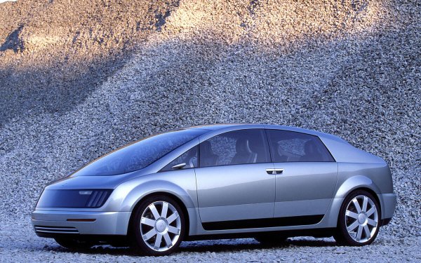 Един ден всички ще бъдат такива. Благодарение на това, че се контролира чрез технологията drive-by-wire, нямаше механични връзки в кабината, позволявайки тя да бъде напълно отворена.
Цялата технология за горивни клетки беше затворена в сандвич шасито. Трифазният двигател осигурява 126 коня, когато работи постоянно. Но 173 коня може да избухнат при кратки изблици.
